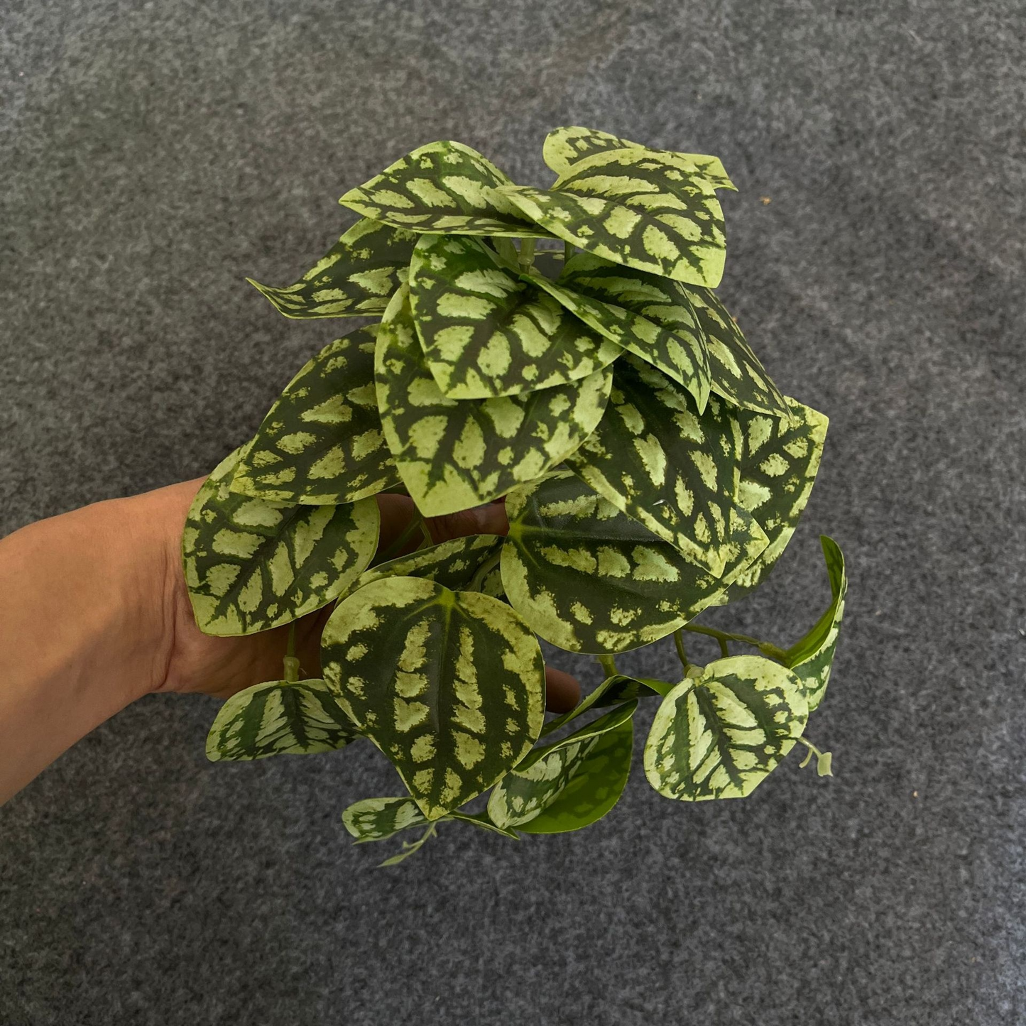 Künstliche Hängepflanze für natürliche Dekoration im Innen- und Außenbereich