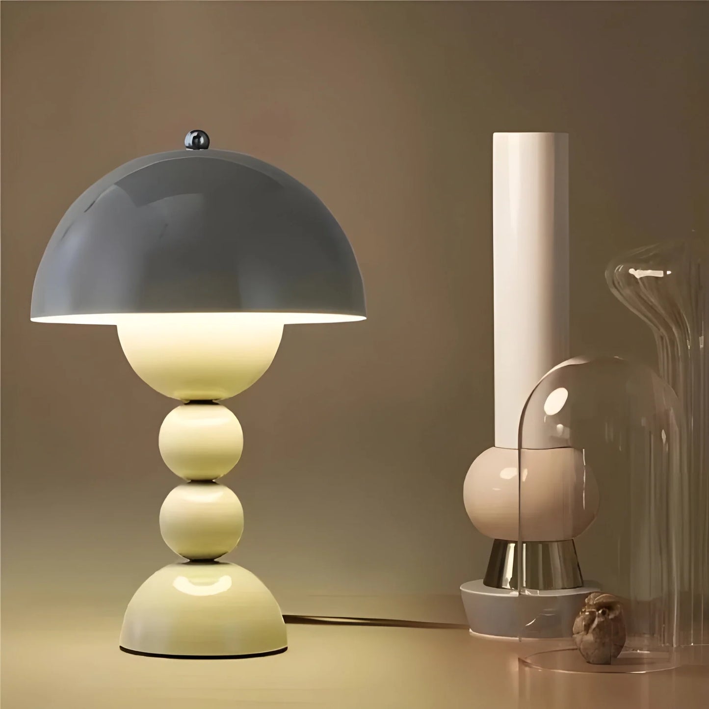 Moderne Tischlampe im Skandinavischen Design mit Goldakzenten