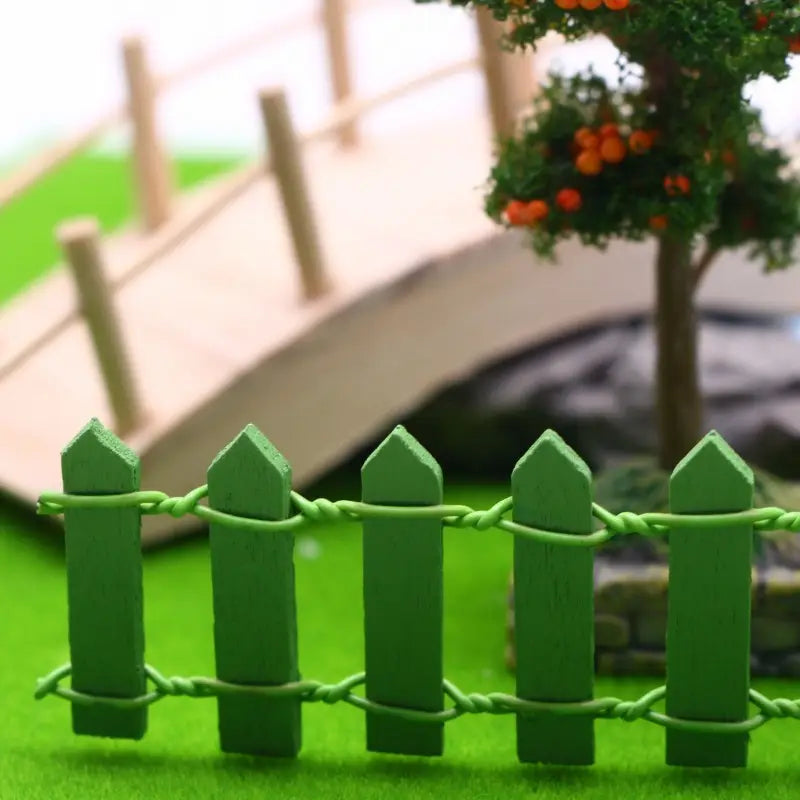 Miniatur Gartenzaun aus Holz – Bunte Deko für Feengarten und Modellbau
