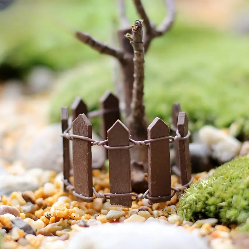 Miniatur Gartenzaun aus Holz – Bunte Deko für Feengarten und Modellbau