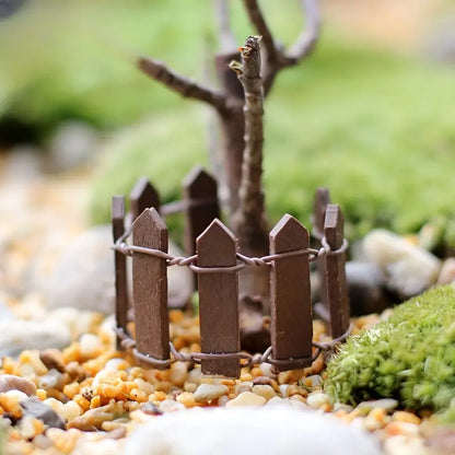 Miniatur Gartenzaun aus Holz – Bunte Deko für Feengarten und Modellbau