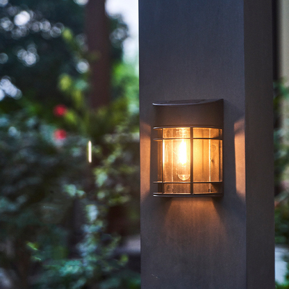 Außenwandleuchte mit Glas und Gitter – LED Gartenbeleuchtung, wetterfest für Terrasse & Balkon