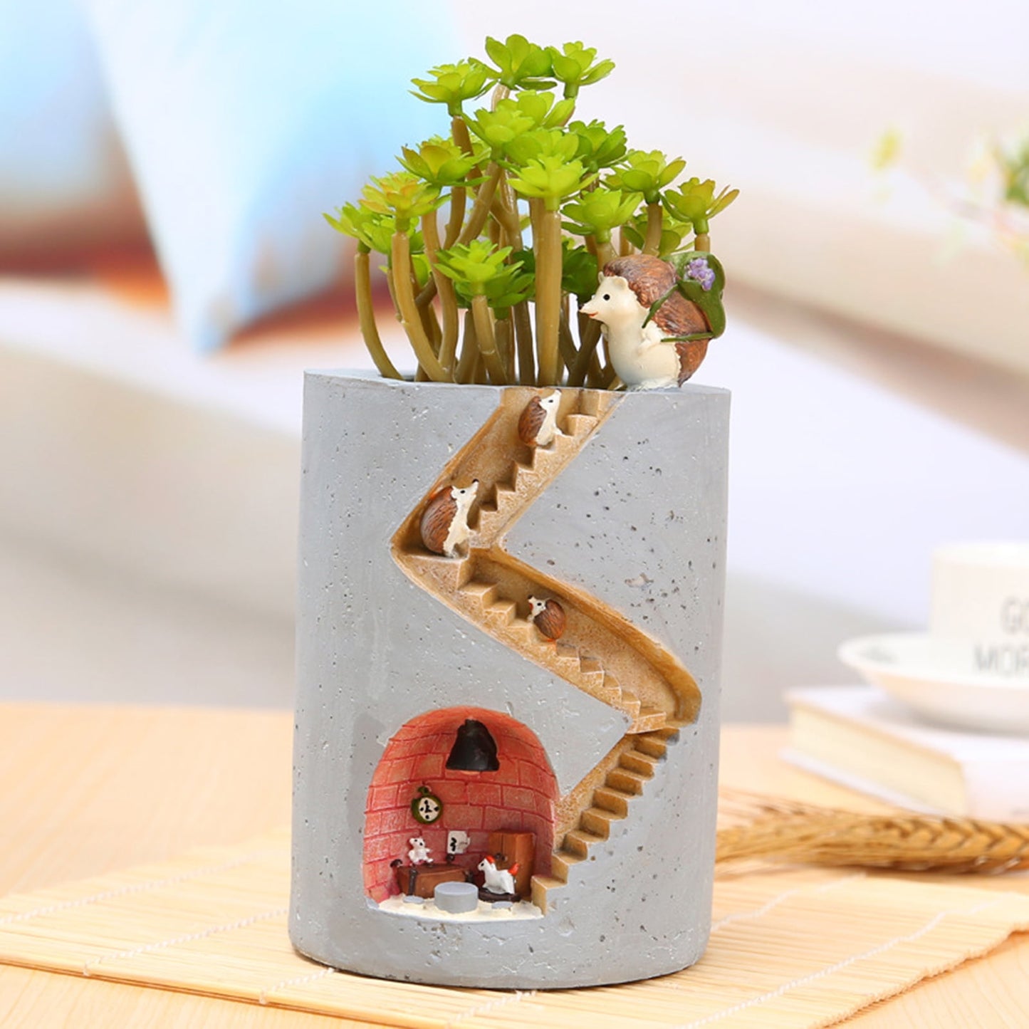 Dekorativer Pflanzentopf mit Igel- und Hasen-Miniatur – Kreatives Treppenhaus-Design für Pflanzen