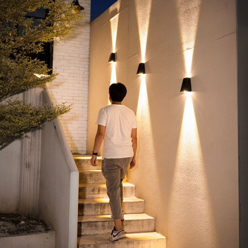 Moderne LED Außenwandleuchte mit Up & Down Licht – Wasserdichte Wandlampe für Hausfassade und Eingangsbereich
