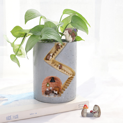 Dekorativer Pflanzentopf mit Igel- und Hasen-Miniatur – Kreatives Treppenhaus-Design für Pflanzen