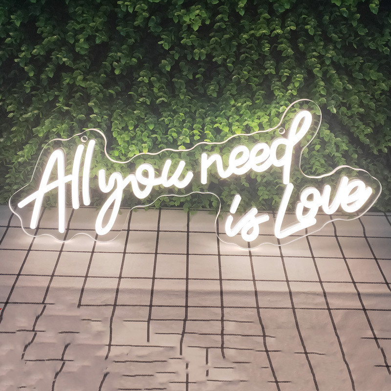 Neon Schriftzug 'All You Need is Love' – Dekorative LED Wandbeleuchtung für Innenbereich