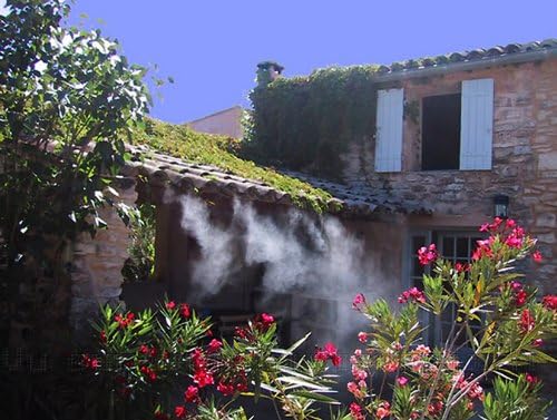 Sprühbewässerungssystem – Wasserschlauch mit Sprühdüsen für kühlende Erfrischung im Garten