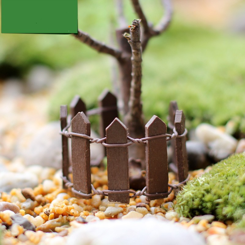 Miniatur Gartenzaun aus Holz – Bunte Deko für Feengarten und Modellbau