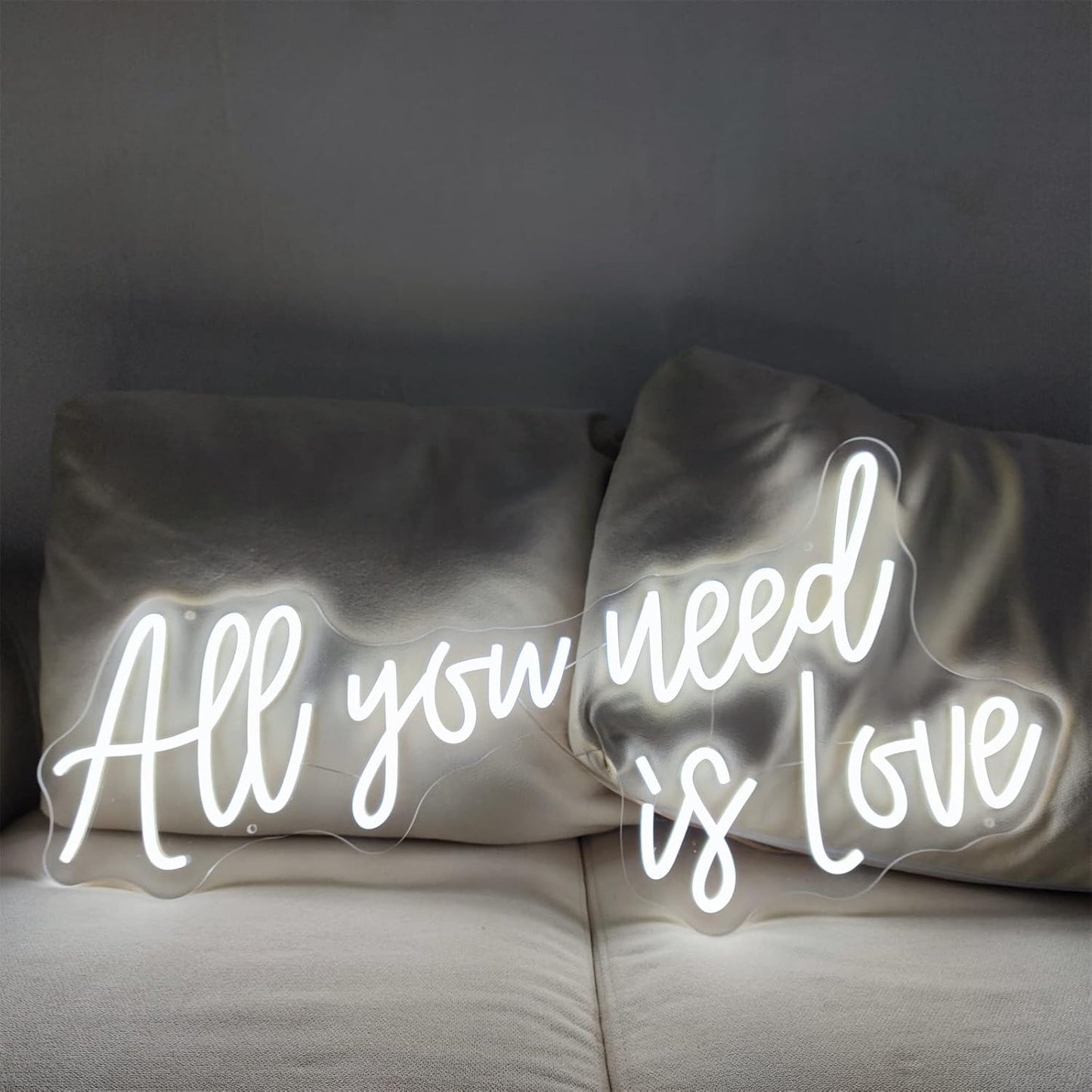Neon Schriftzug 'All You Need is Love' – Dekorative LED Wandbeleuchtung für Innenbereich
