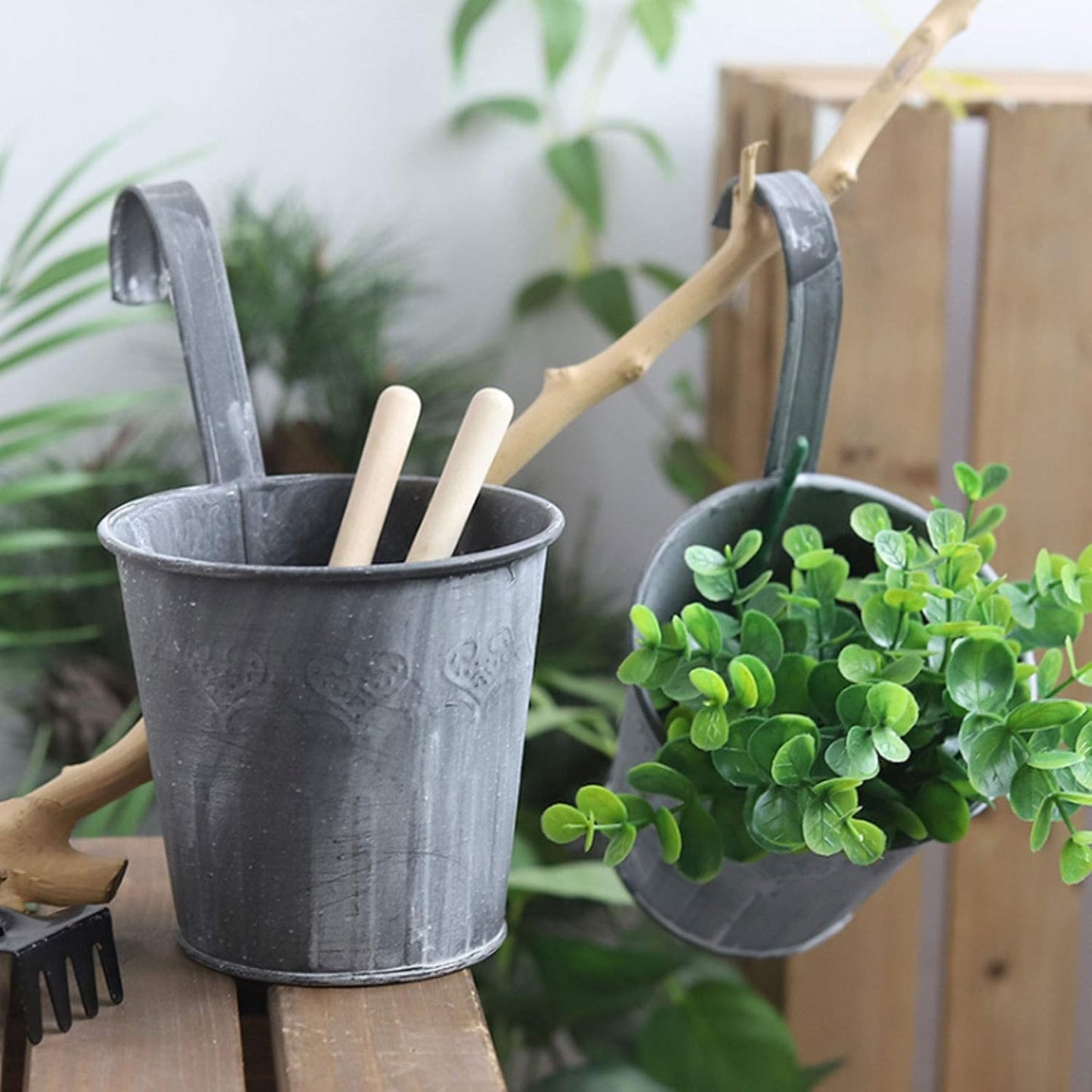 Hängender Metall Pflanztopf im Vintage Design – Dekorativer Blumentopf für Innen- und Außenbereich