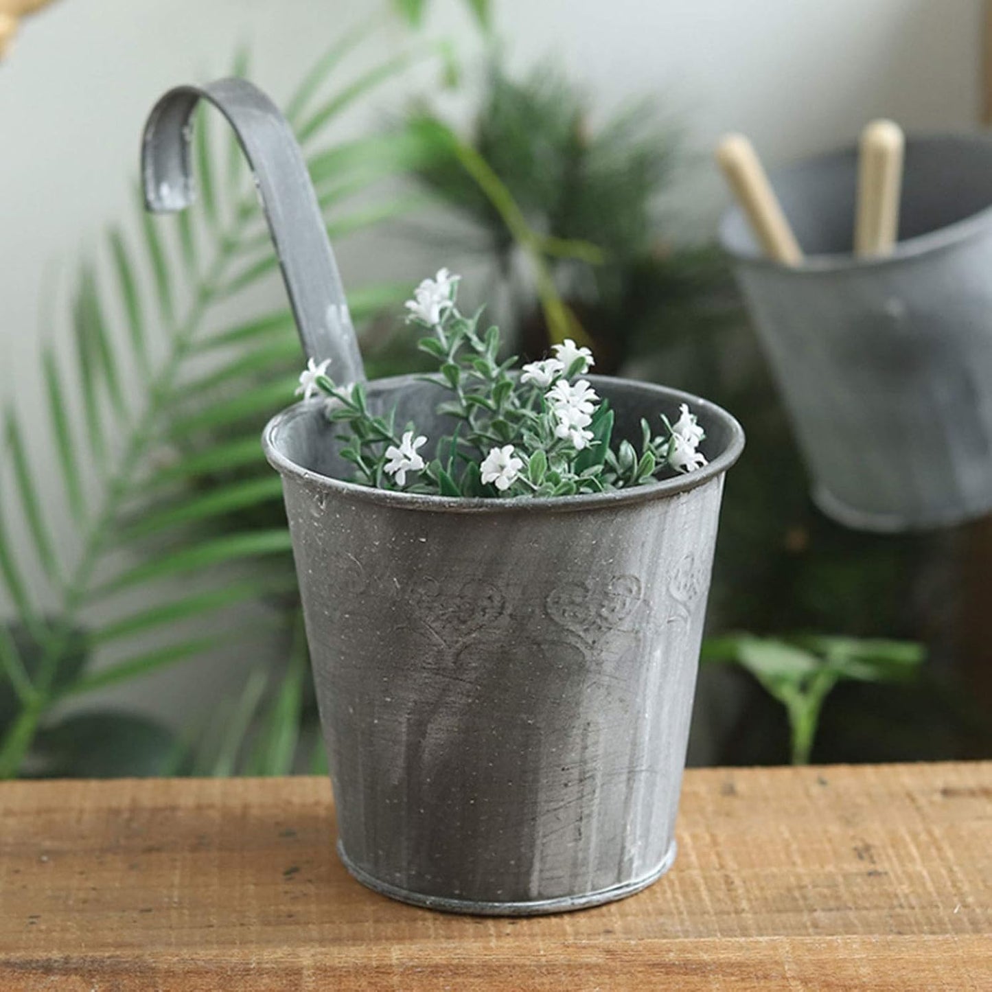 Hängender Metall Pflanztopf im Vintage Design – Dekorativer Blumentopf für Innen- und Außenbereich