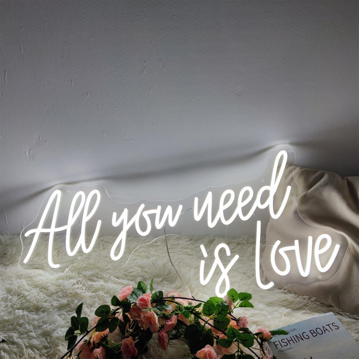 Neon Schriftzug 'All You Need is Love' – Dekorative LED Wandbeleuchtung für Innenbereich