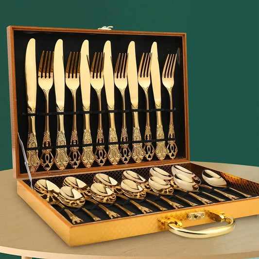 Luxuriöses 24-teiliges Gold-Besteckset mit Eleganter Verzierung