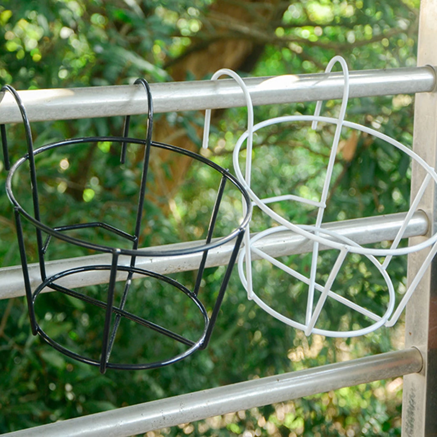 Praktischer Pflanzkübel Halter mit stabilem Metallgestell für Balkon und Terrasse