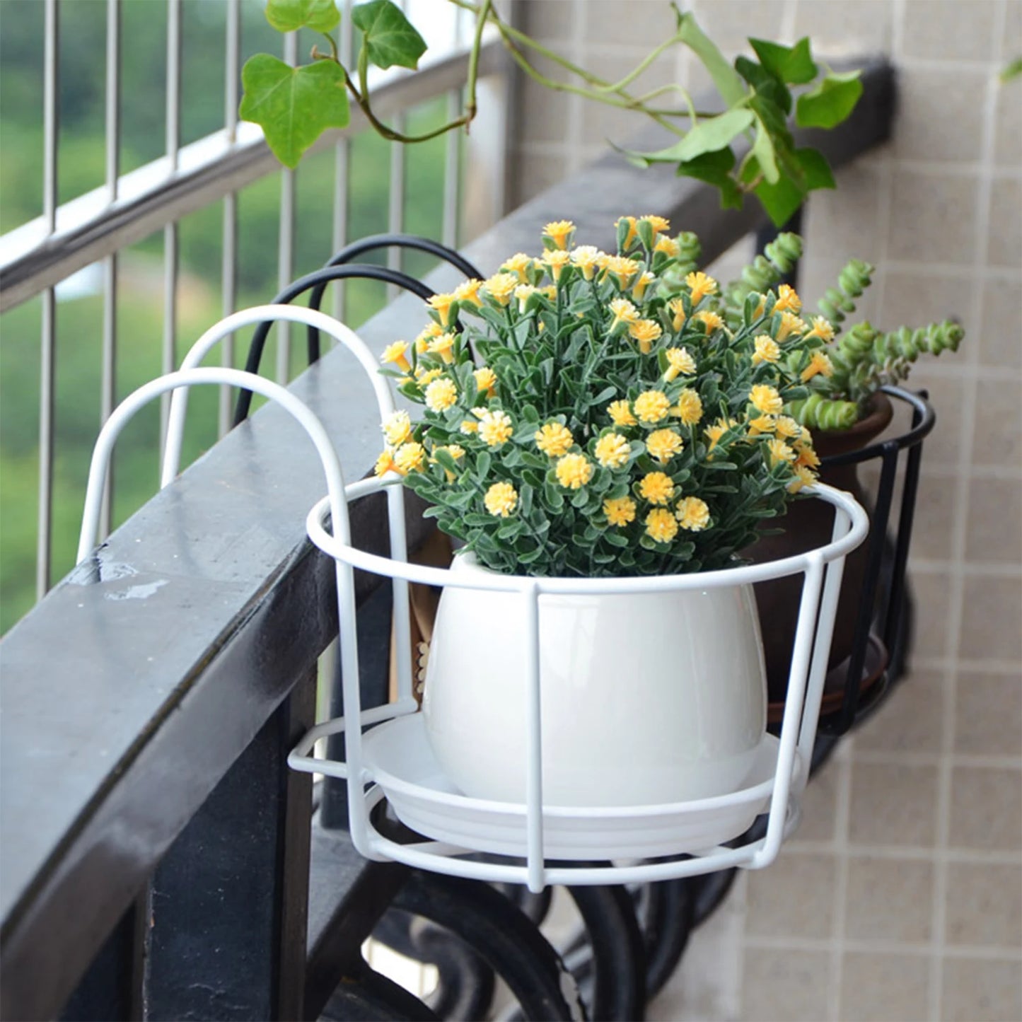 Praktischer Pflanzkübel Halter mit stabilem Metallgestell für Balkon und Terrasse