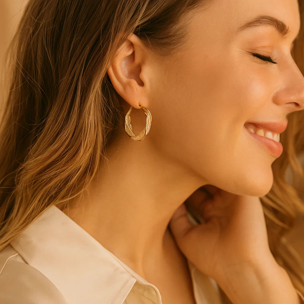 Elegante Goldfarbene Gedrehten Creolen Ohrringe mit Netzmuster