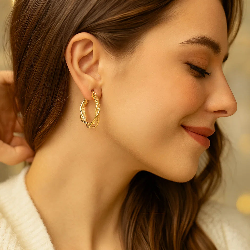 Elegante Goldfarbene Gedrehten Creolen Ohrringe mit Netzmuster