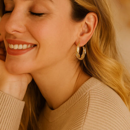 Elegante Goldfarbene Gedrehten Creolen Ohrringe mit Netzmuster