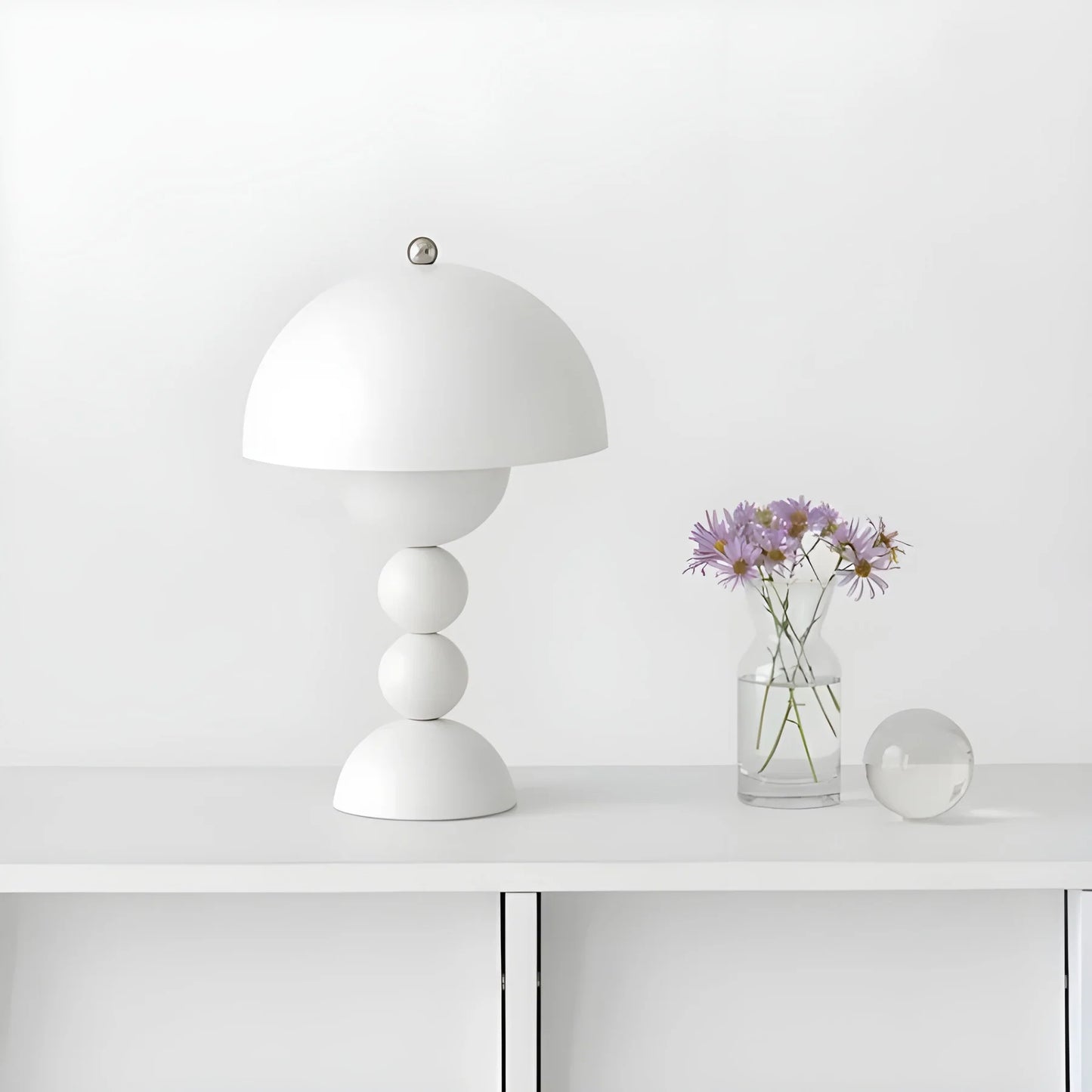 Moderne Tischlampe im Skandinavischen Design mit Goldakzenten