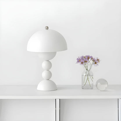 Moderne Tischlampe im Skandinavischen Design mit Goldakzenten