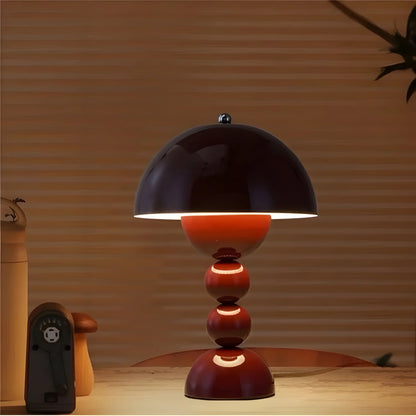 Moderne Tischlampe im Skandinavischen Design mit Goldakzenten