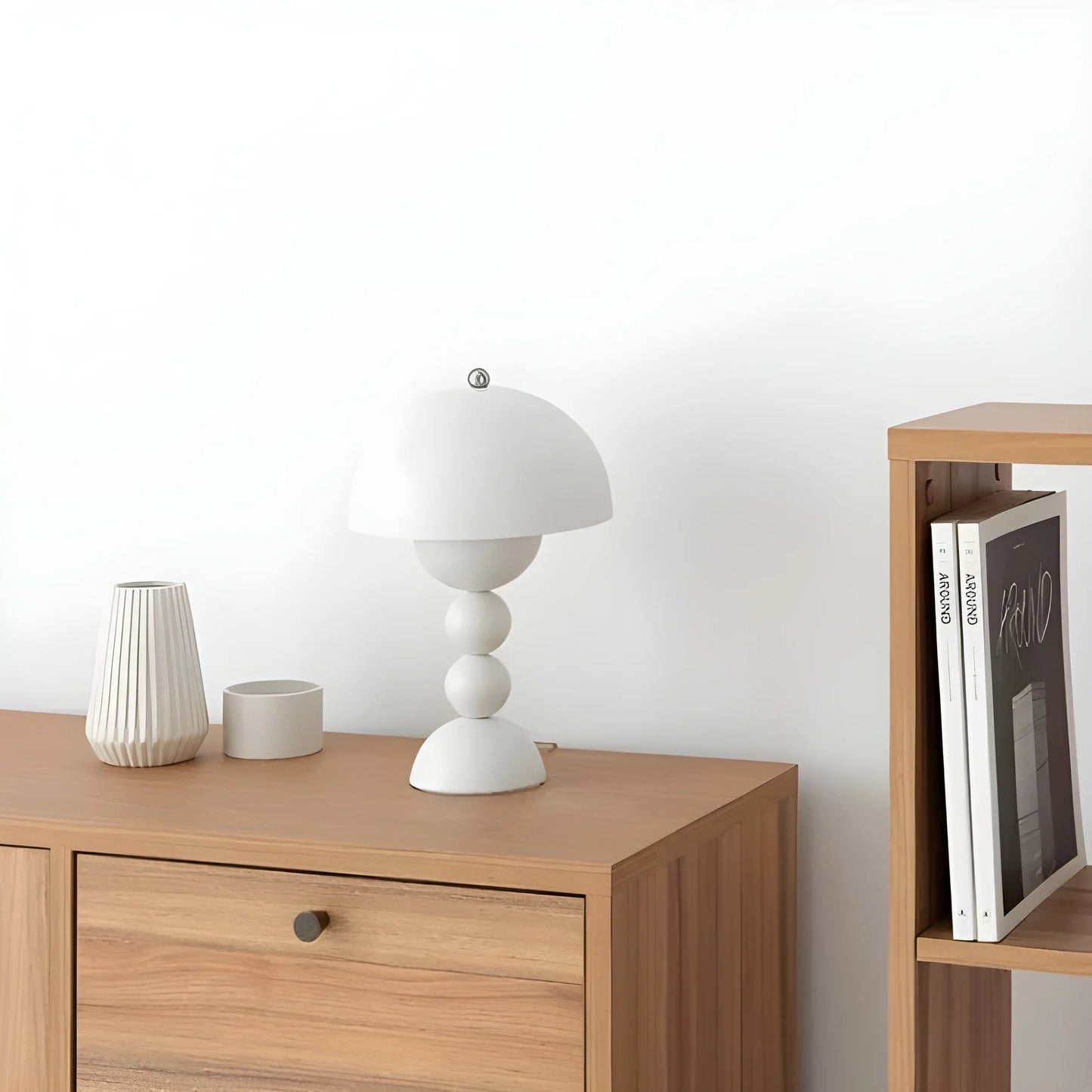Moderne Tischlampe im Skandinavischen Design mit Goldakzenten