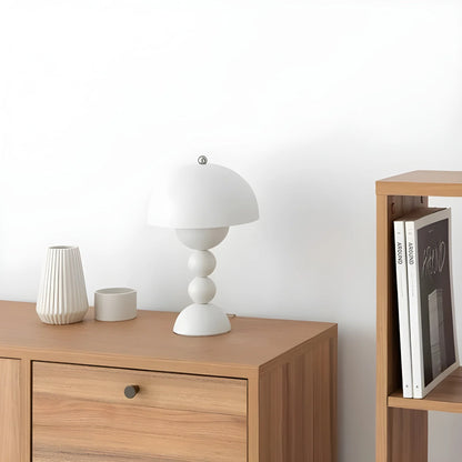 Moderne Tischlampe im Skandinavischen Design mit Goldakzenten