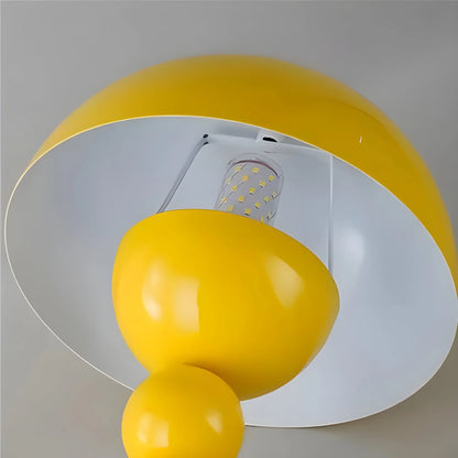 Moderne Tischlampe im Skandinavischen Design mit Goldakzenten