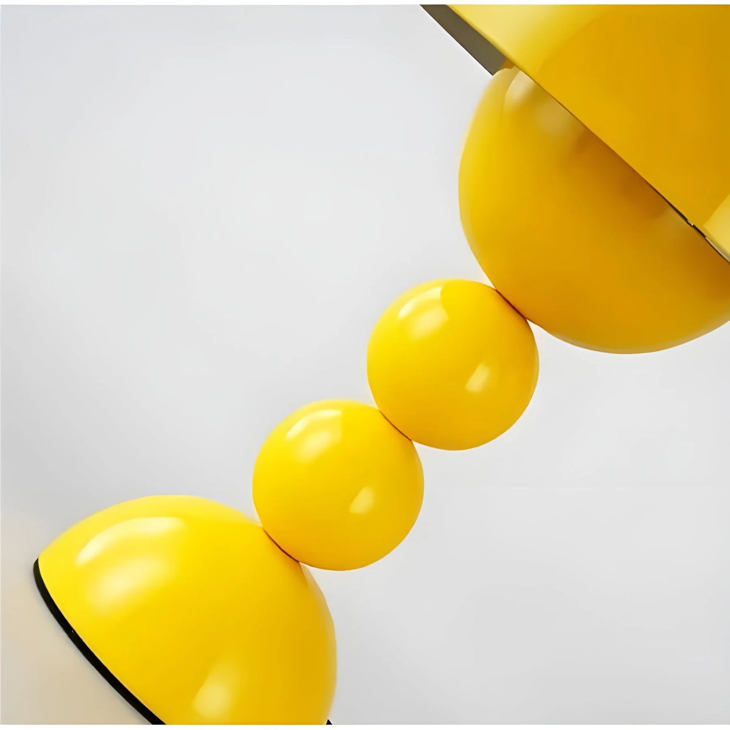 Moderne Tischlampe im Skandinavischen Design mit Goldakzenten