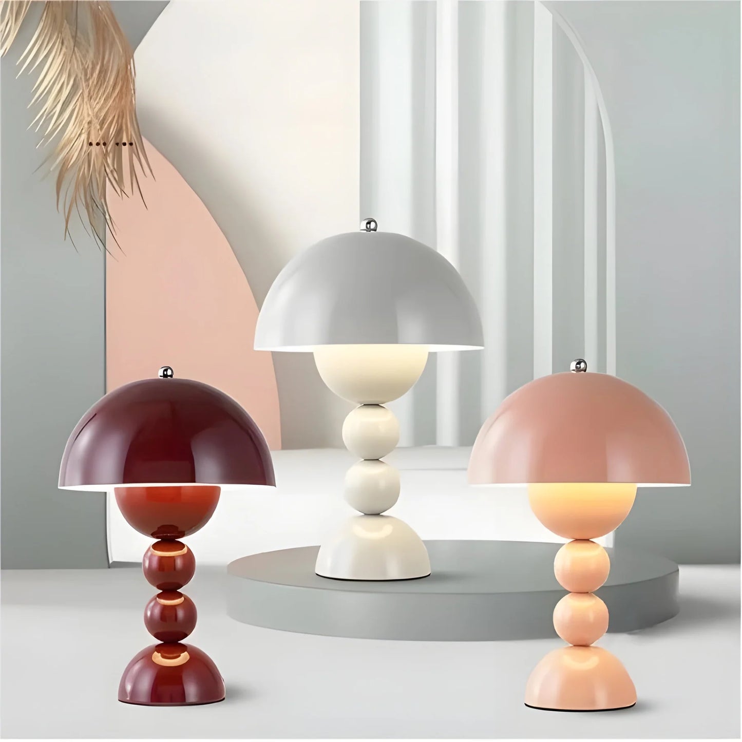 Moderne Tischlampe im Skandinavischen Design mit Goldakzenten