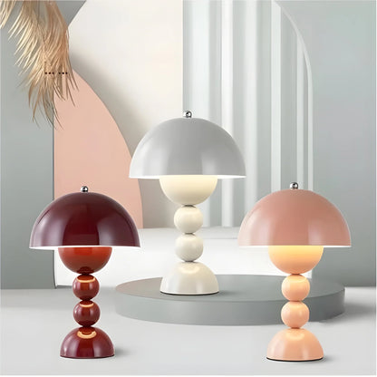 Moderne Tischlampe im Skandinavischen Design mit Goldakzenten