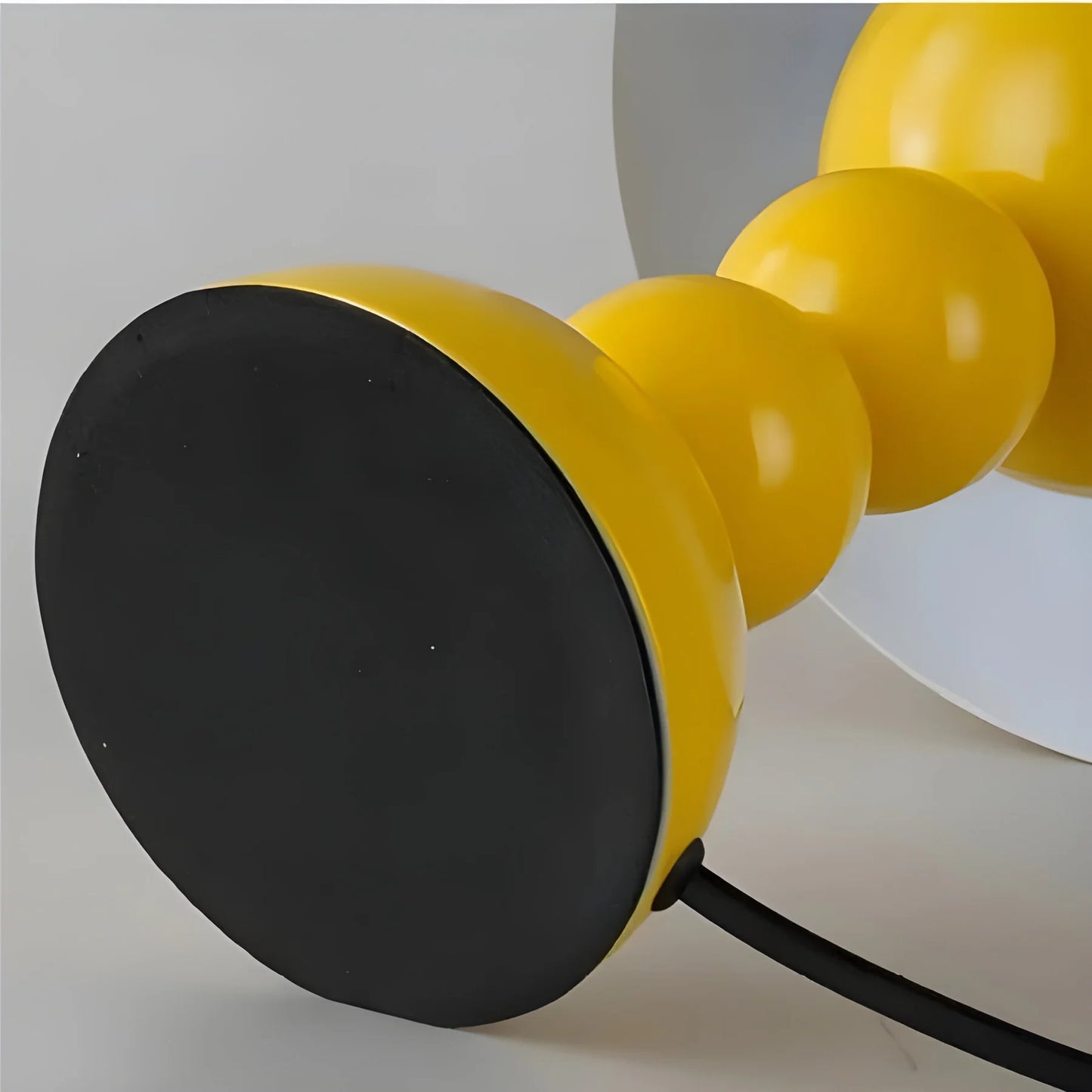 Moderne Tischlampe im Skandinavischen Design mit Goldakzenten