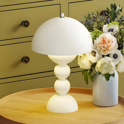 Moderne Tischlampe im Skandinavischen Design mit Goldakzenten