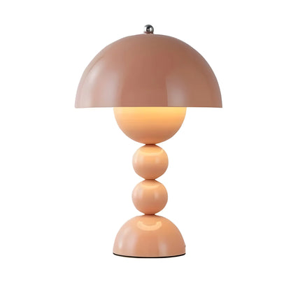 Moderne Tischlampe im Skandinavischen Design mit Goldakzenten