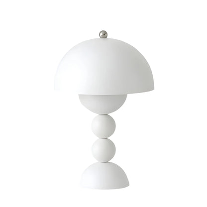 Moderne Tischlampe im Skandinavischen Design mit Goldakzenten