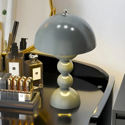 Moderne Tischlampe im Skandinavischen Design mit Goldakzenten