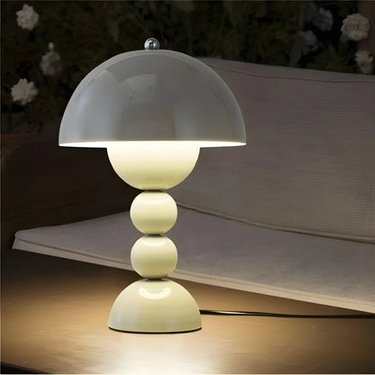 Moderne Tischlampe im Skandinavischen Design mit Goldakzenten