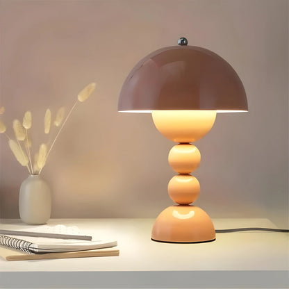 Moderne Tischlampe im Skandinavischen Design mit Goldakzenten