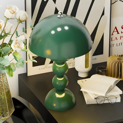 Moderne Tischlampe im Skandinavischen Design mit Goldakzenten