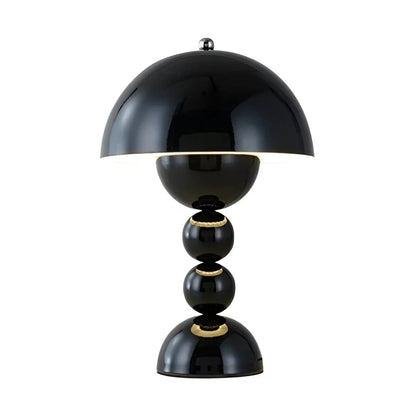 Moderne Tischlampe im Skandinavischen Design mit Goldakzenten