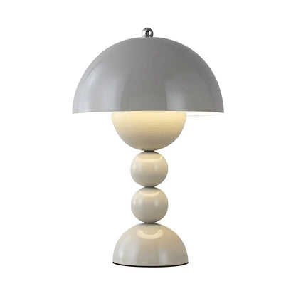 Moderne Tischlampe im Skandinavischen Design mit Goldakzenten