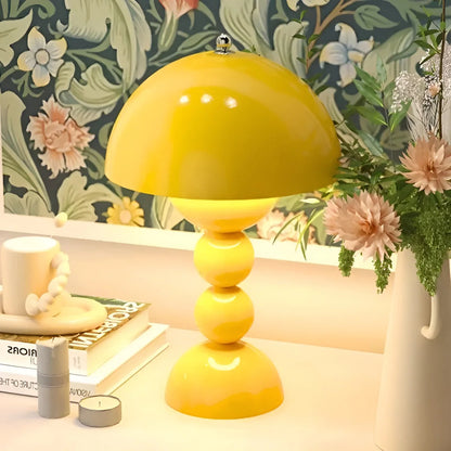Moderne Tischlampe im Skandinavischen Design mit Goldakzenten