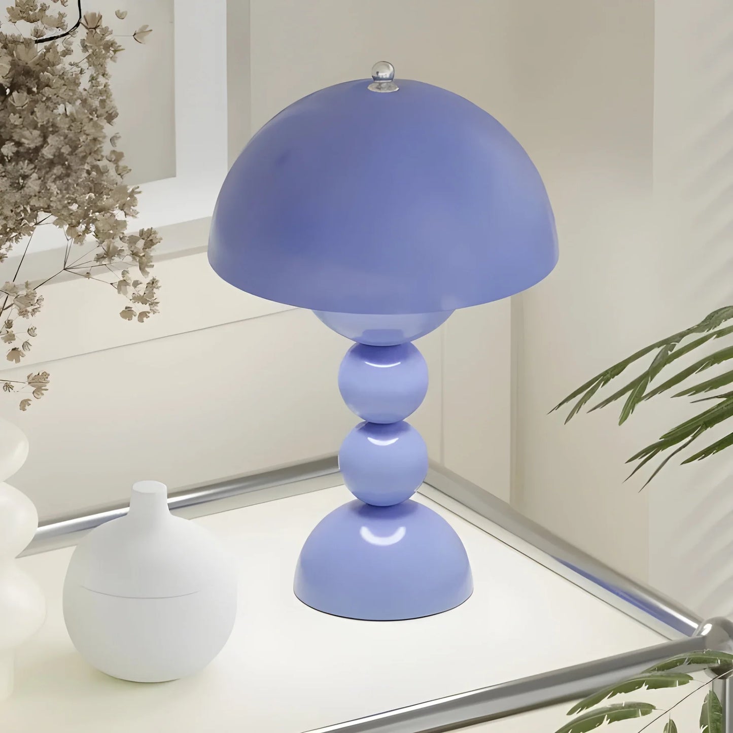 Moderne Tischlampe im Skandinavischen Design mit Goldakzenten
