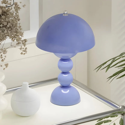 Moderne Tischlampe im Skandinavischen Design mit Goldakzenten