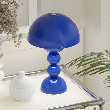 Moderne Tischlampe im Skandinavischen Design mit Goldakzenten